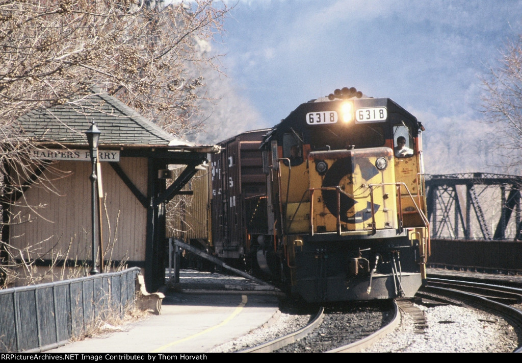 CSX 6318 heads west with a consist of mixed freight
